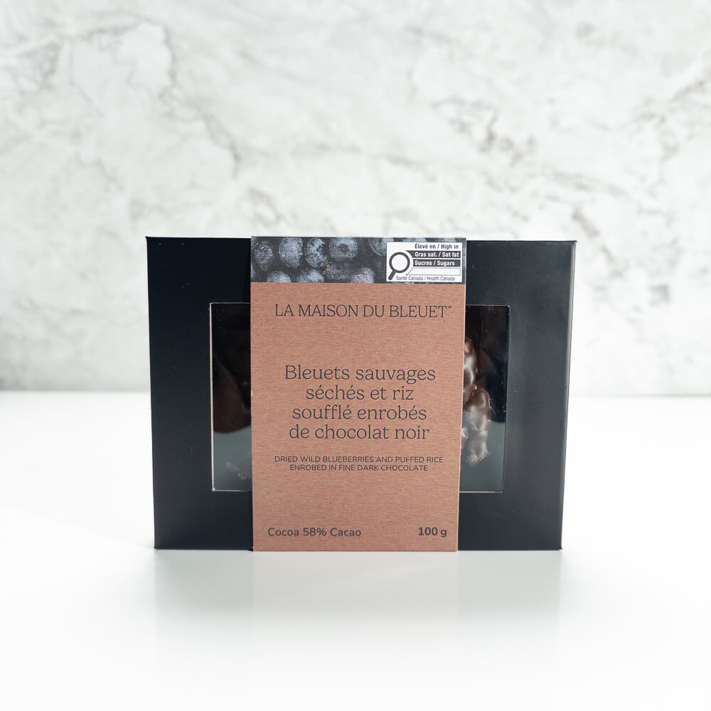 Boîte de bleuets séchés et riz soufflé enrobés de chocolat noir