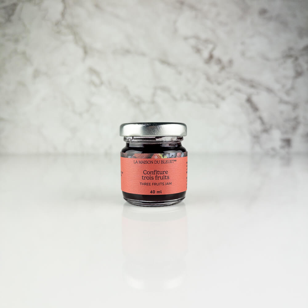 Confiture de bleuets sauvages, de fraises et de framboises de La Maison du Bleuet. Format 40 ml