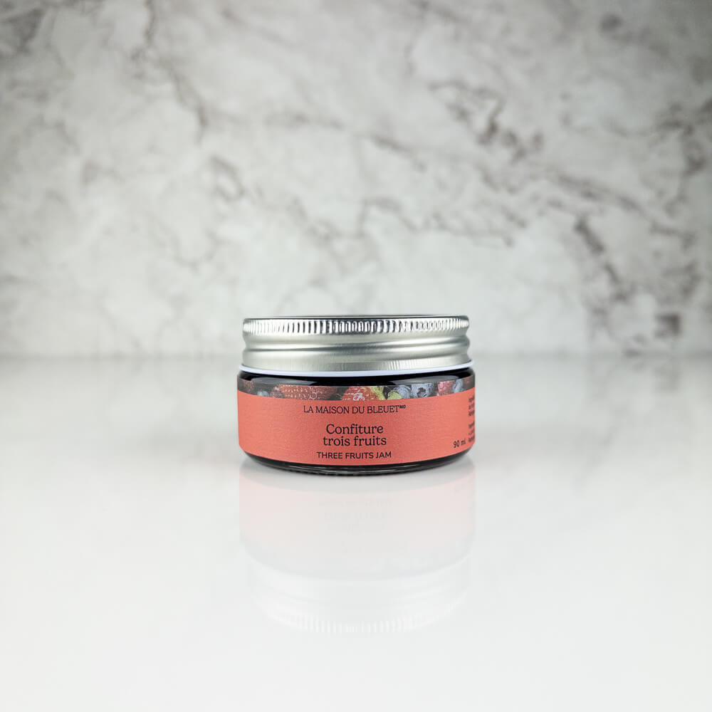 Confiture de bleuets sauvages, de fraises et de framboises de La Maison du Bleuet. Format 90 ml