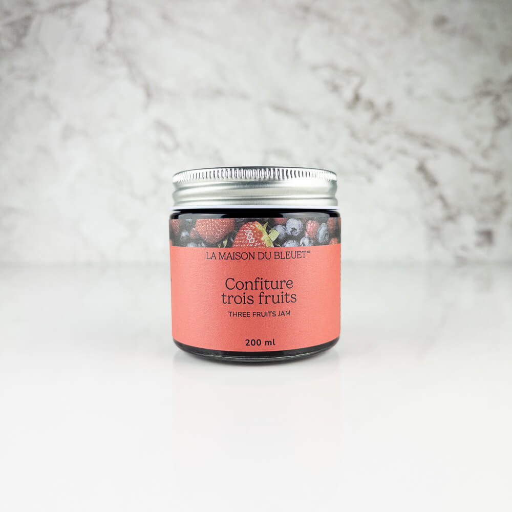 Confiture de bleuets sauvages, de fraises et de framboises de La Maison du Bleuet. Format 200 ml