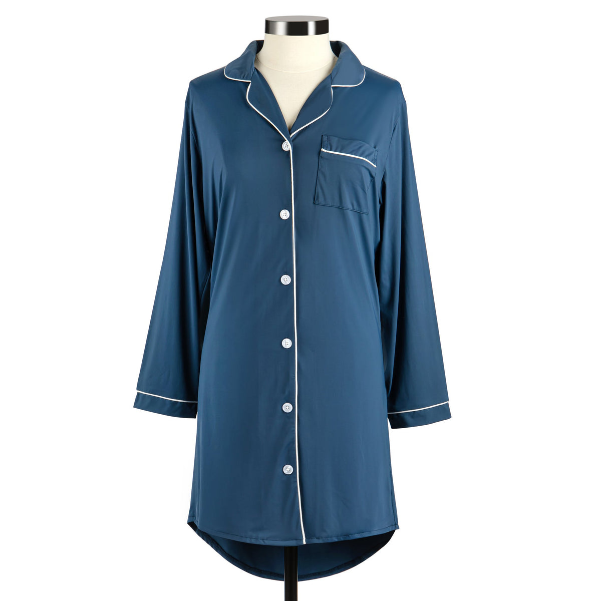 Chemise de nuit bleue boutonnée à passepoil clair