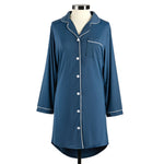 Chemise de nuit bleue boutonnée à passepoil clair