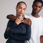Deux modèles portant des bijoux, l’un derrière l’autre