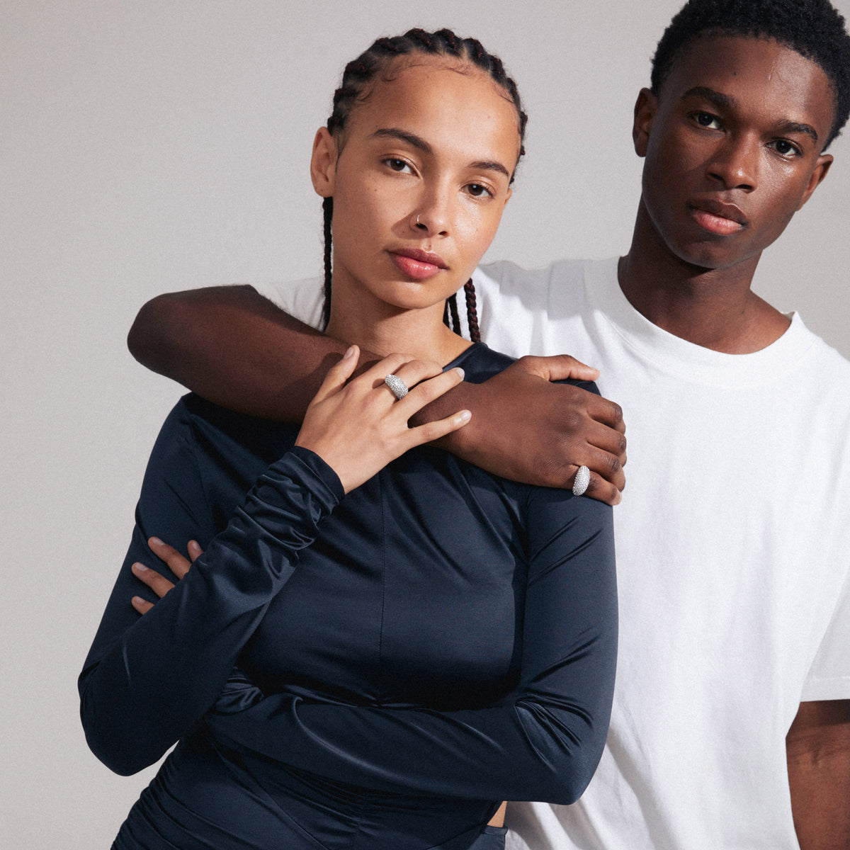 Deux modèles portant des bijoux, l’un derrière l’autre