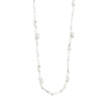 Collier argenté à petits éléments espacés