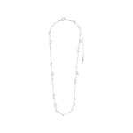 Collier argenté à petits éléments espacés, présenté à plat