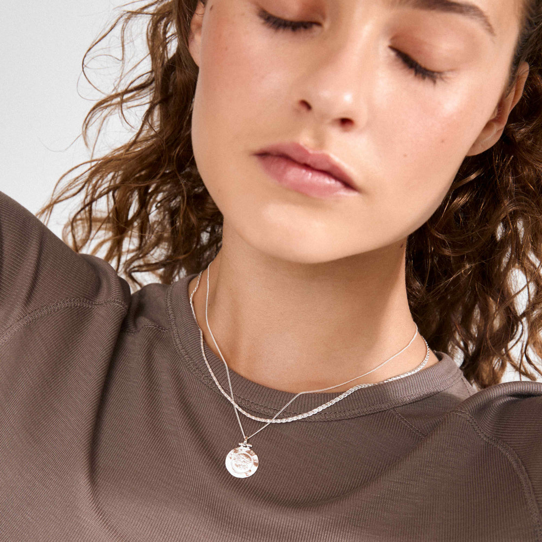 Collier argenté à deux chaînes et médaillon porté