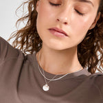 Collier argenté à deux chaînes et médaillon porté