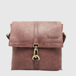 Pochette rose à rabat et fermoir mousqueton doré