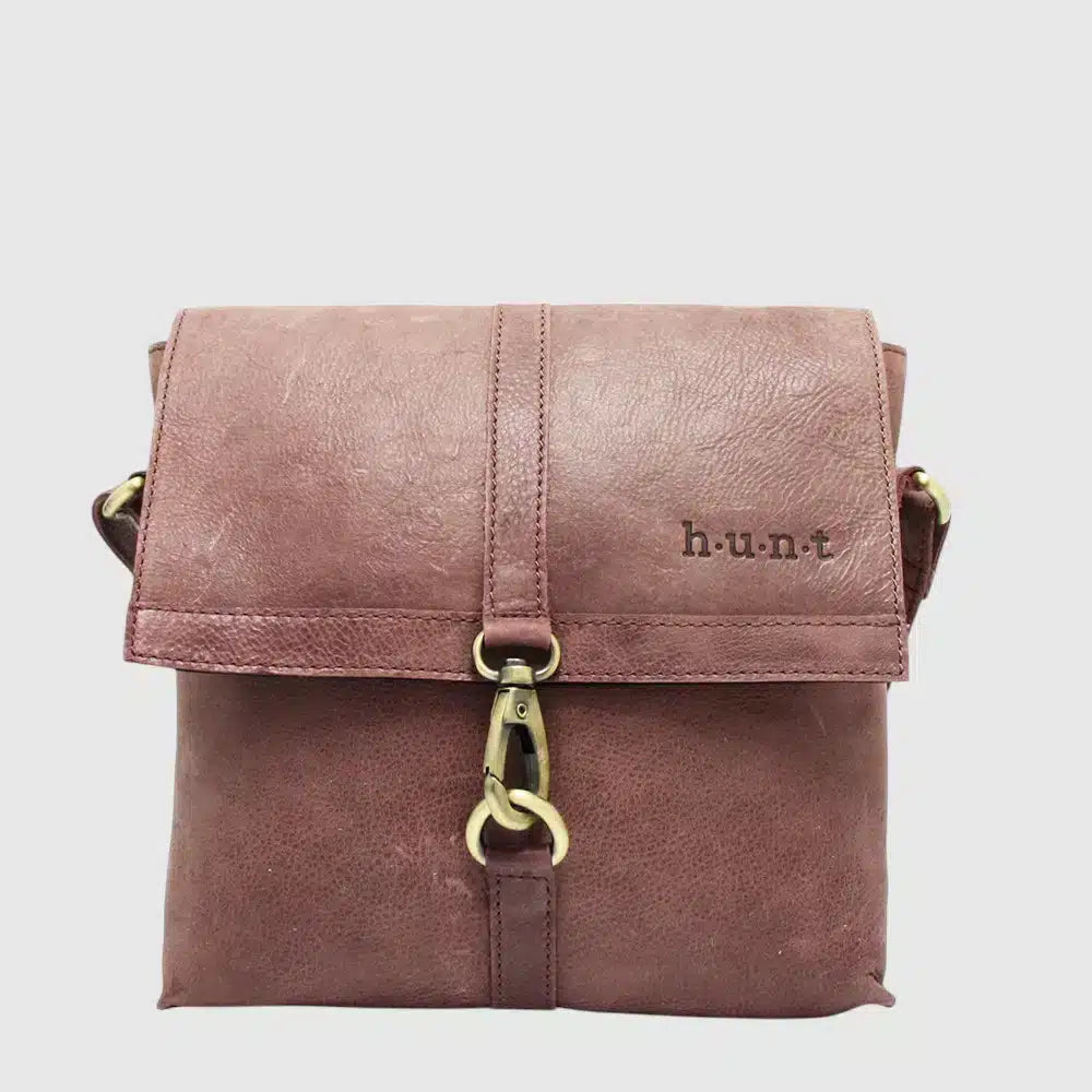 Pochette rose à rabat et fermoir mousqueton doré