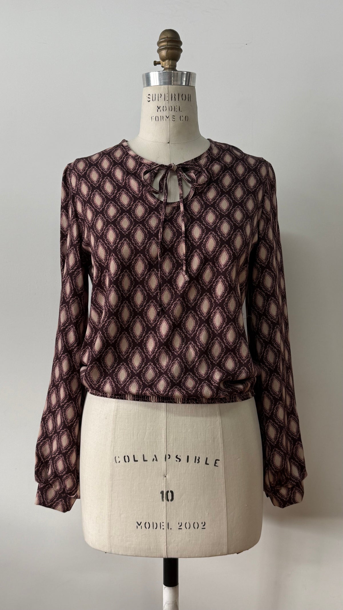 Blouse Isabella en viscose à imprimé géométrique, col lacé et tombé souple.