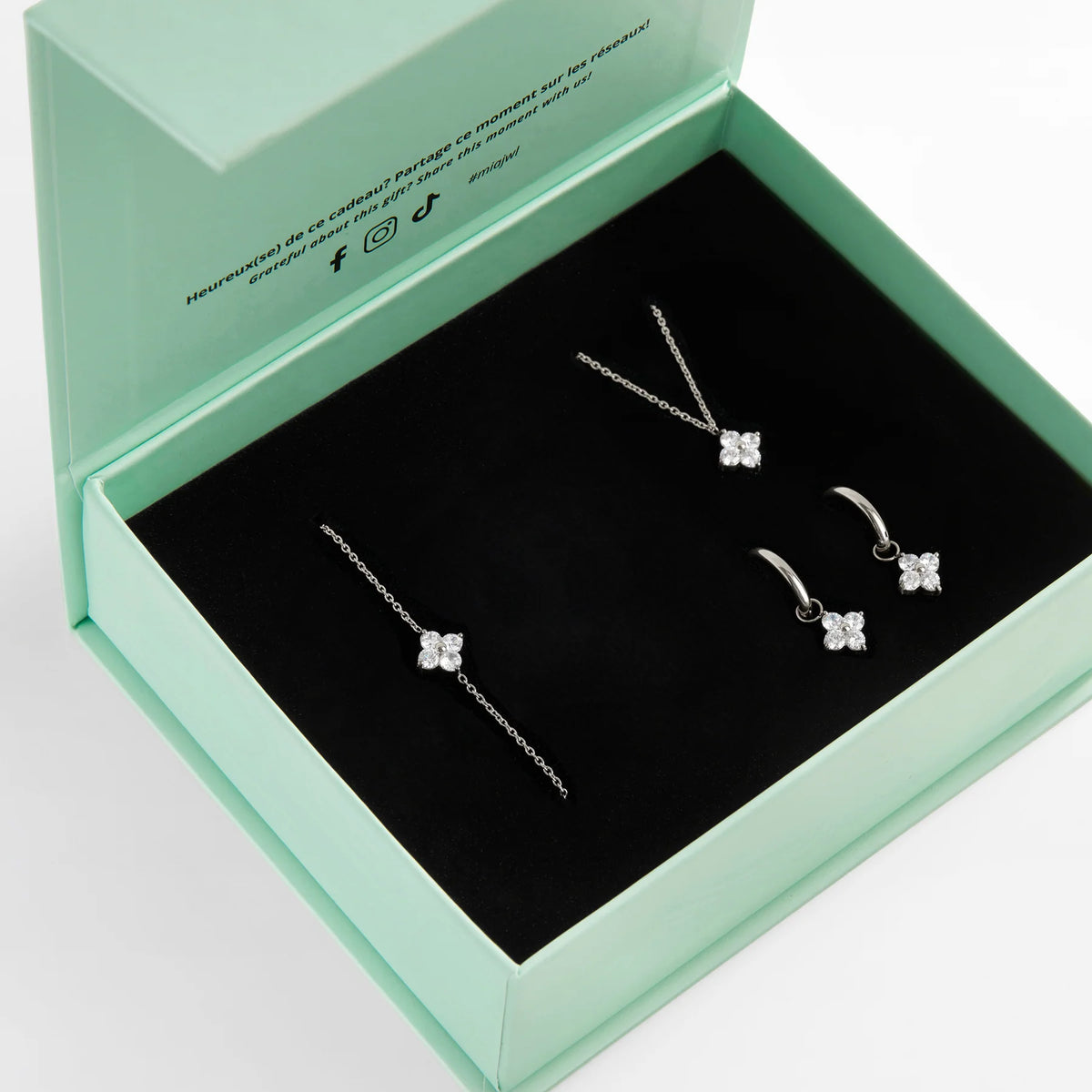 Coffret vert de bijoux argentés avec motifs étoilés