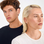 Deux modèles portant des bijoux, vus de face