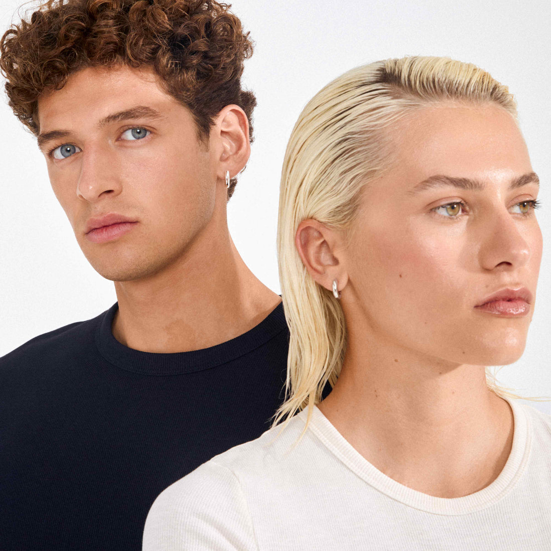 Deux modèles portant des bijoux, vus de face