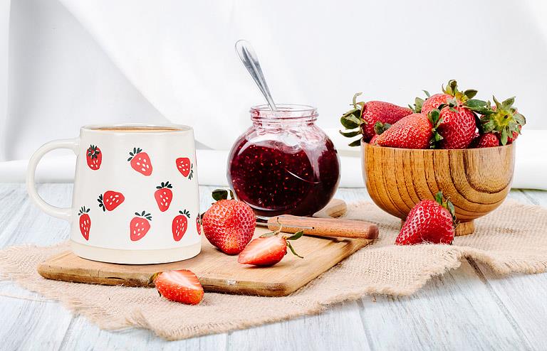Tasse à base large avec fraises – vue 2