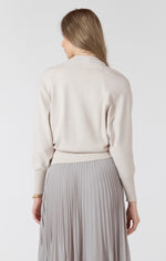 Cardigan beige porté, vue de dos