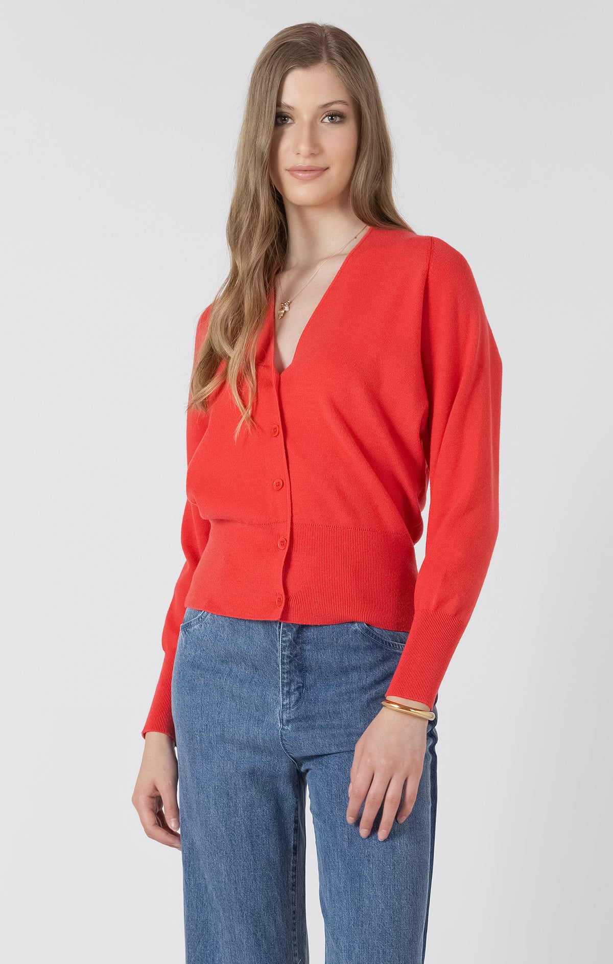 Cardigan rouge porté avec un jean