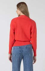 Cardigan rouge porté, vue de dos