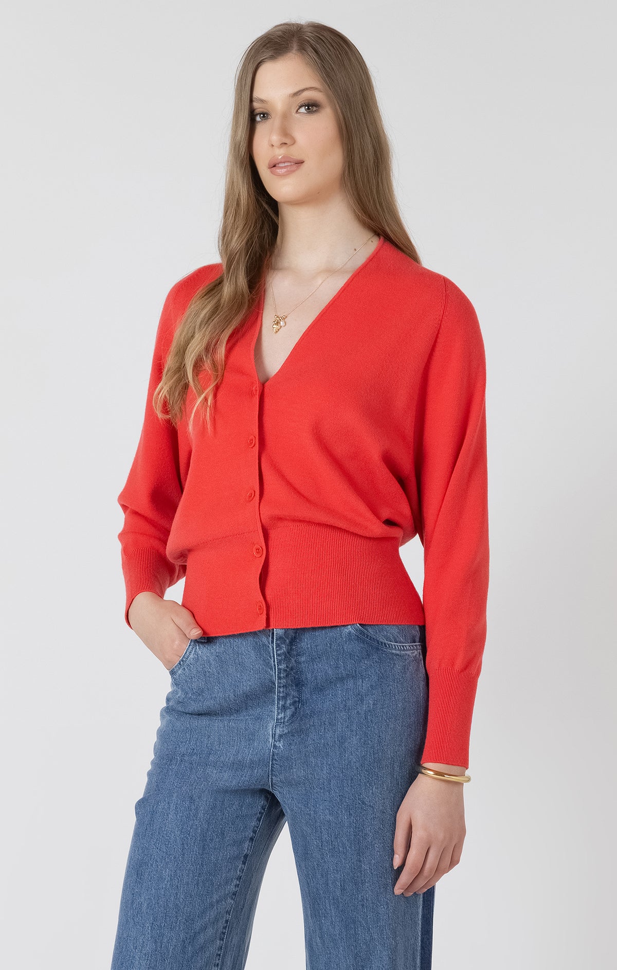 Cardigan rouge porté, vue de trois quarts
