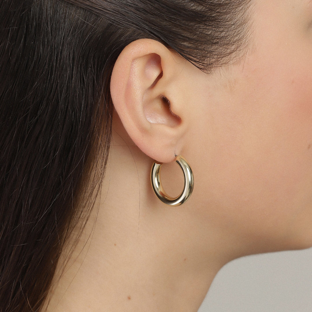 Créole dorée portée à l’oreille
