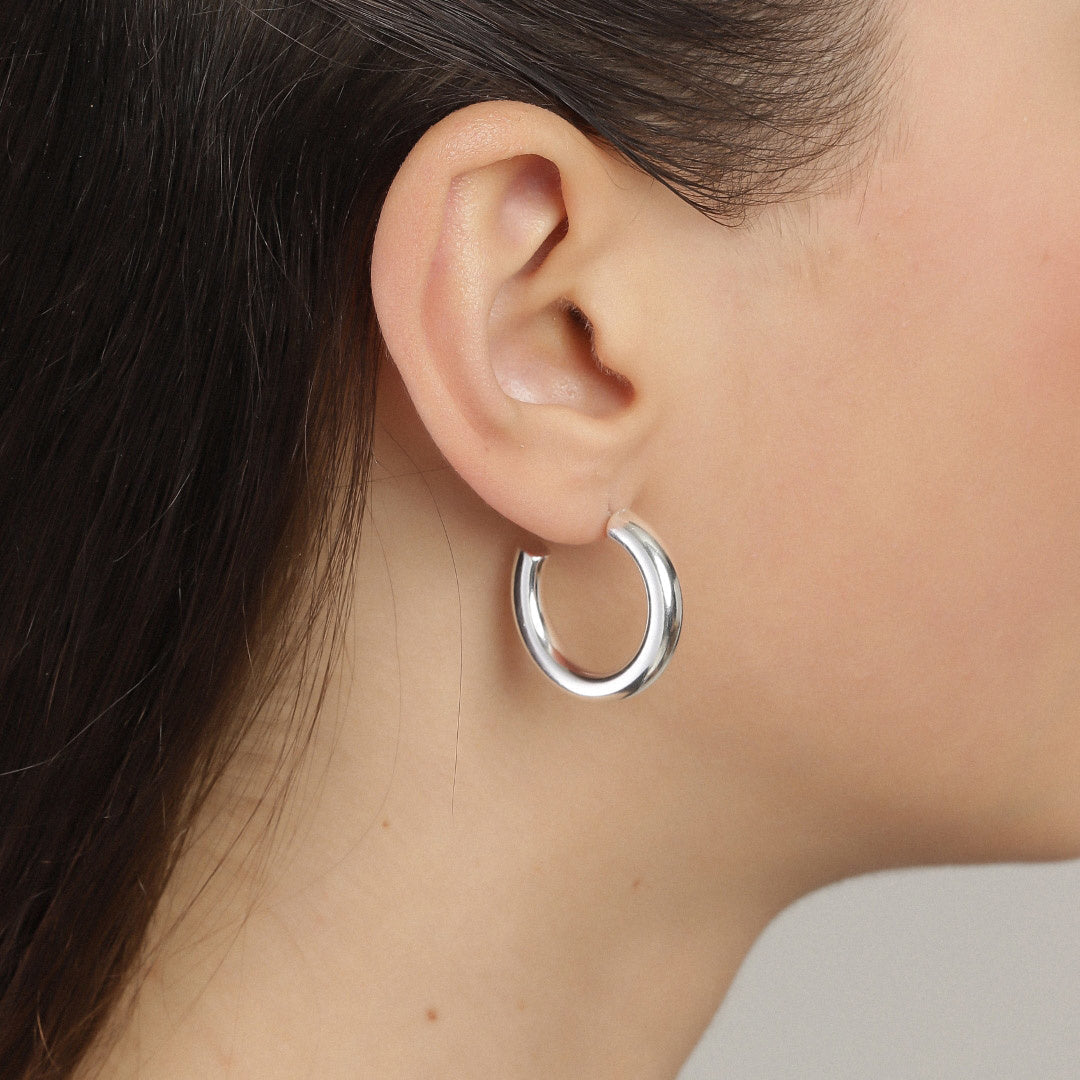 Créole argentée portée à l’oreille