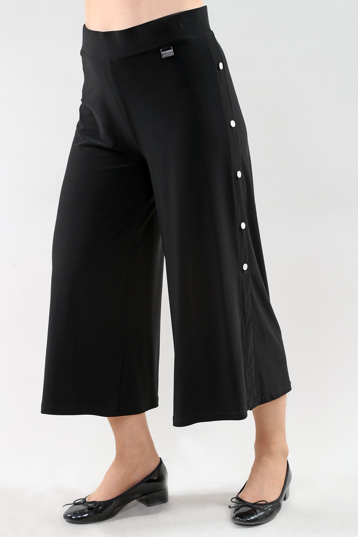 Pantalon écourté noir à jambes larges et boutons latéraux