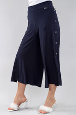 Pantalon écourté bleu marine à jambes larges et boutons latéraux