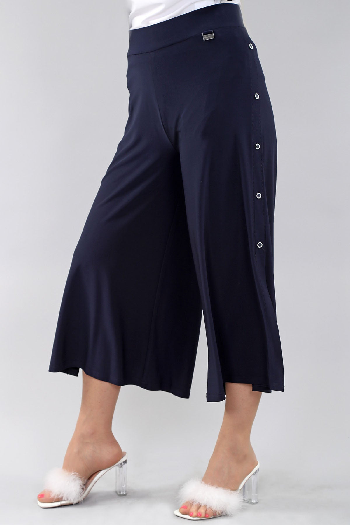 Pantalon écourté bleu marine à jambes larges et boutons latéraux