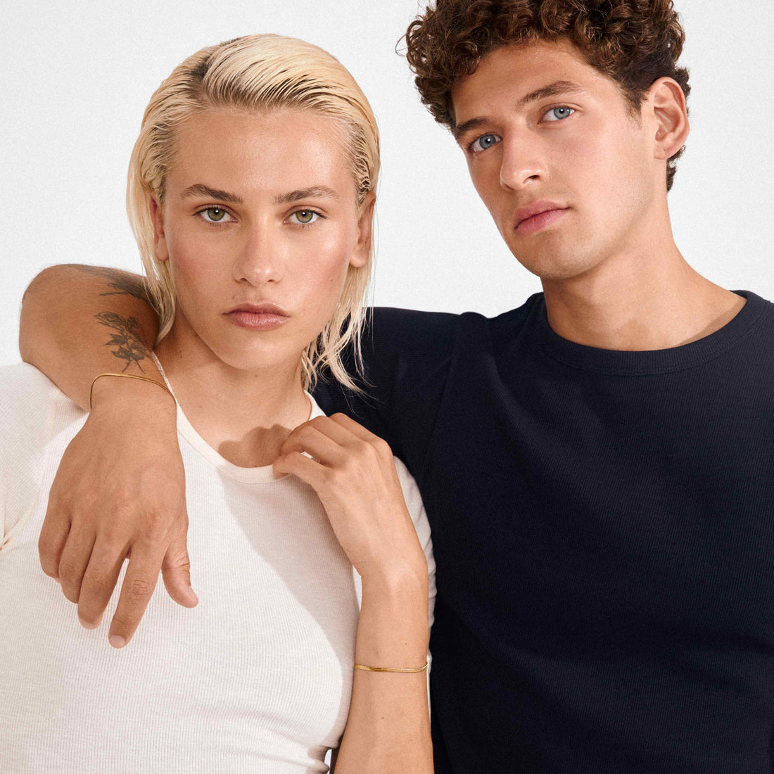 Deux modèles portant des bracelets et des colliers