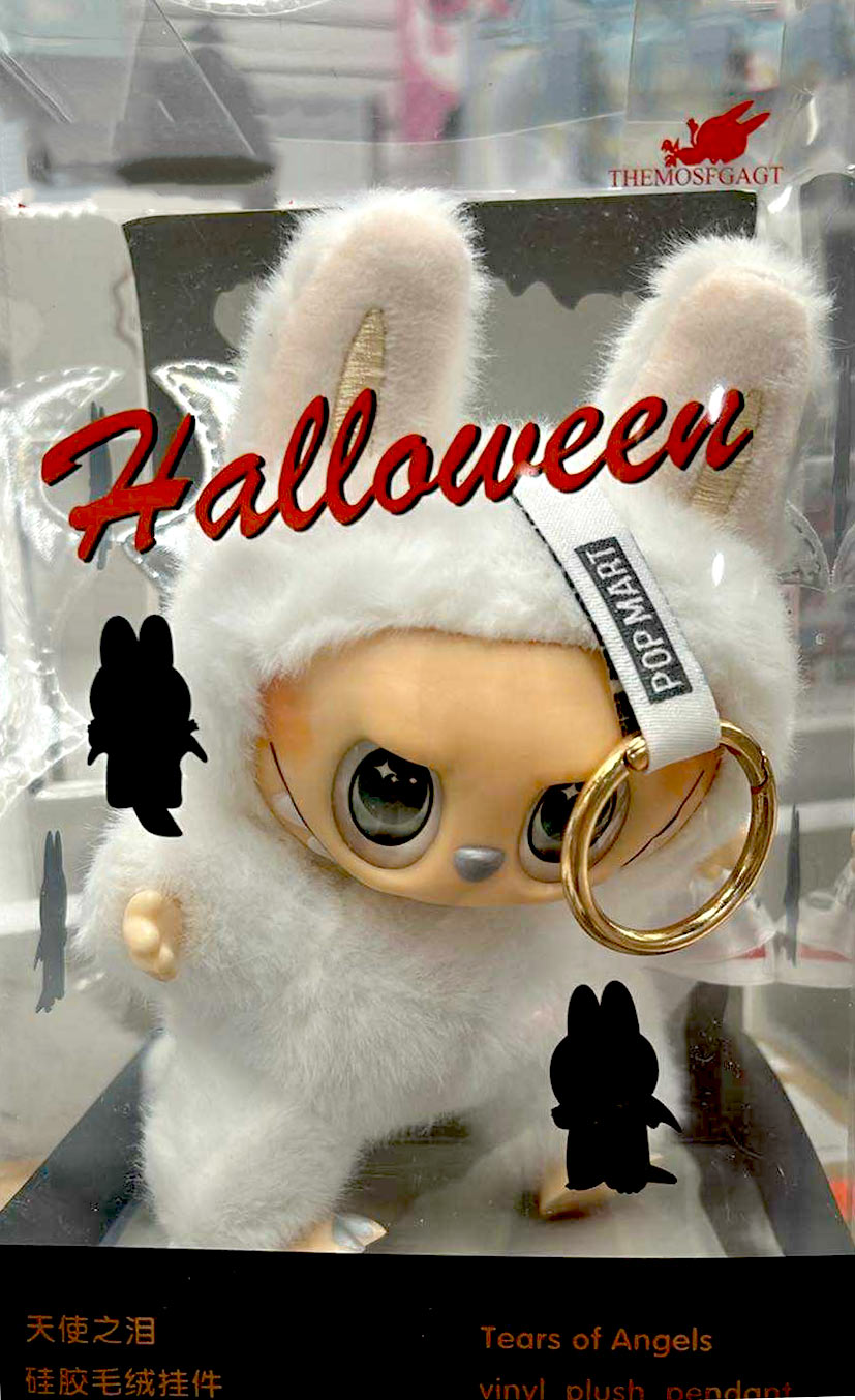 Peluche blanche à grandes oreilles dans un décor d’Halloween