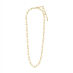 Collier doré à petites mailles, présenté à plat