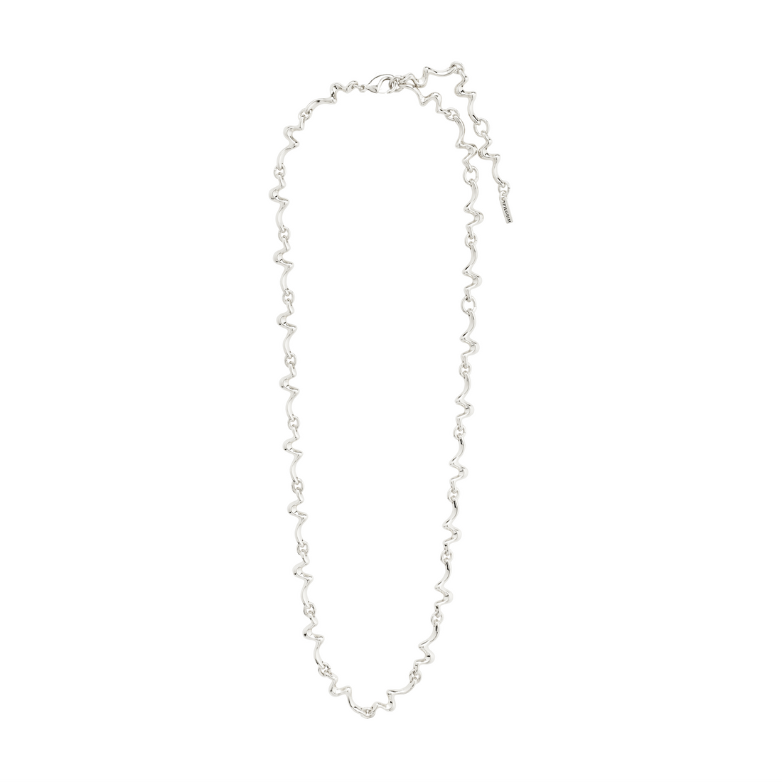 Collier argenté à petites mailles, présenté à plat