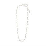 Collier argenté à petites mailles, présenté à plat