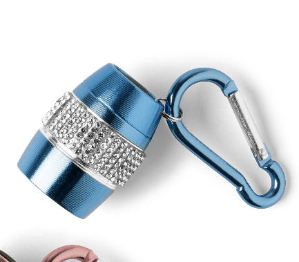 Petit accessoire cylindrique bleu avec mousqueton