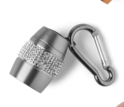 Petit accessoire cylindrique argenté avec mousqueton