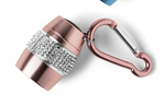 Petit accessoire cylindrique rose métallique avec mousqueton