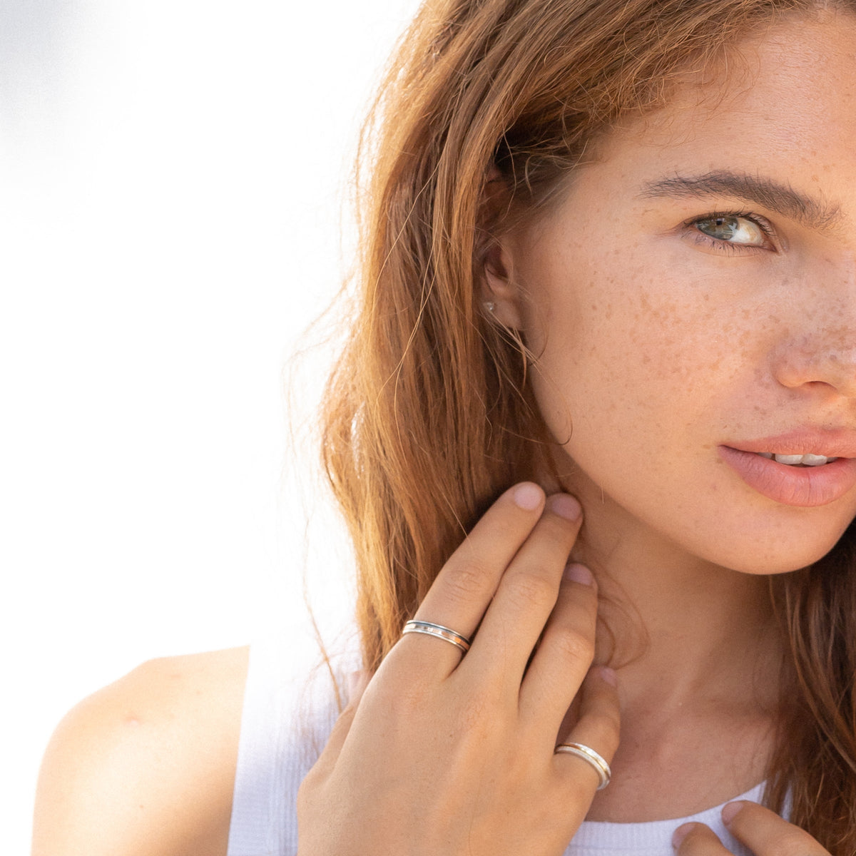 Bague de méditation Dharma – MeditationRings – portée au doigt