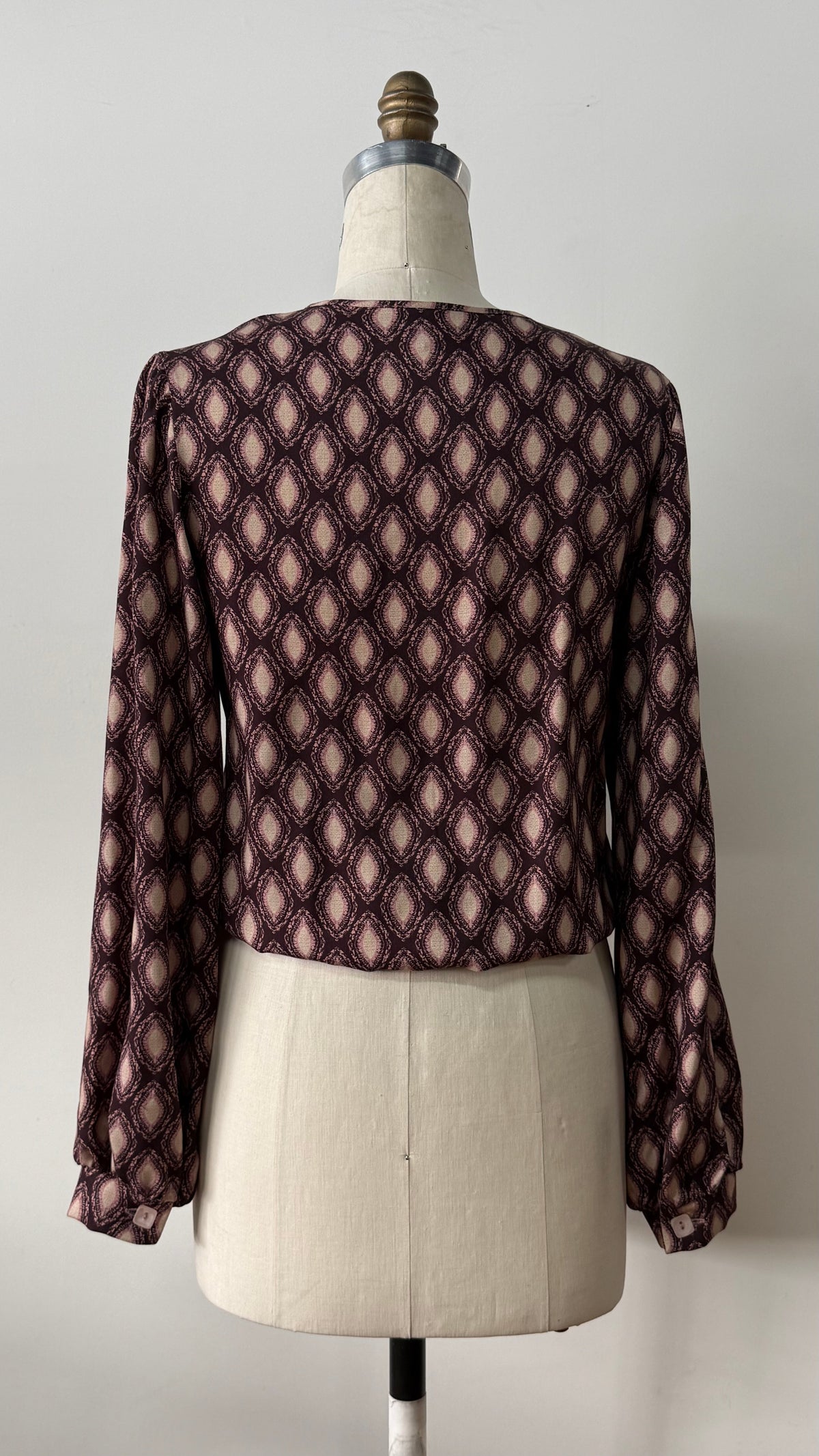 Dos de la blouse Isabella en viscose, ornée d'un imprimé géométrique diamant marron et rose sur mannequin.
