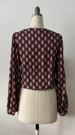 Dos de la blouse Isabella en viscose, ornée d'un imprimé géométrique diamant marron et rose sur mannequin.