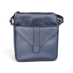 Sac à bandoulière Nadine en cuir bleu marine – vue du modèle