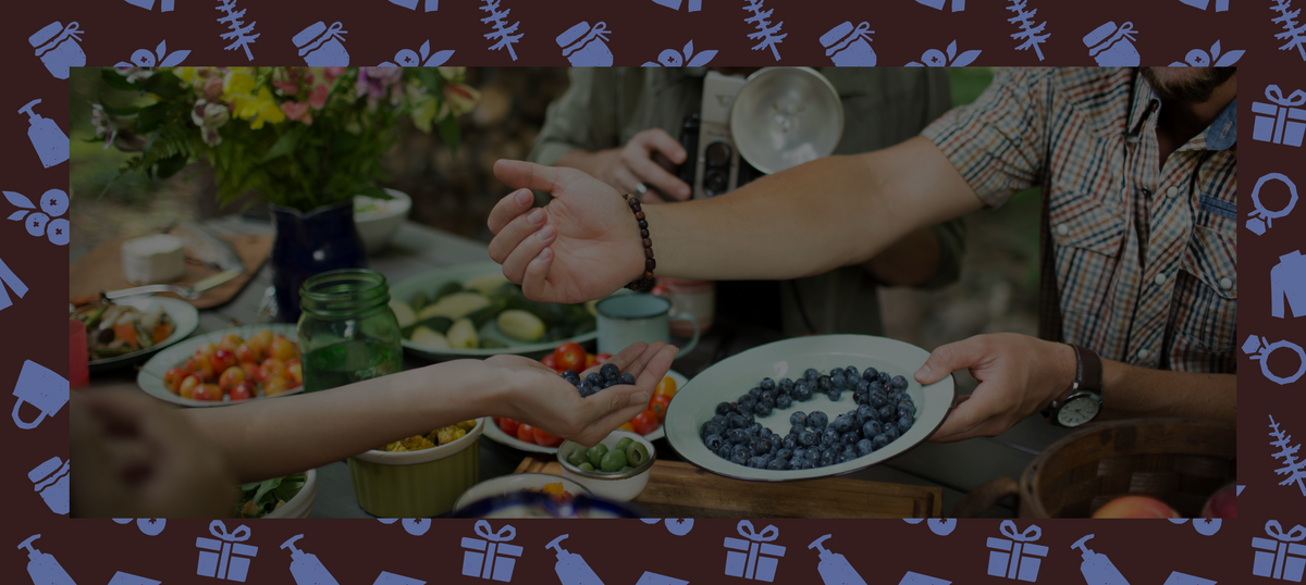 Événement gourmand avec table garnie de fruits et de bleuets