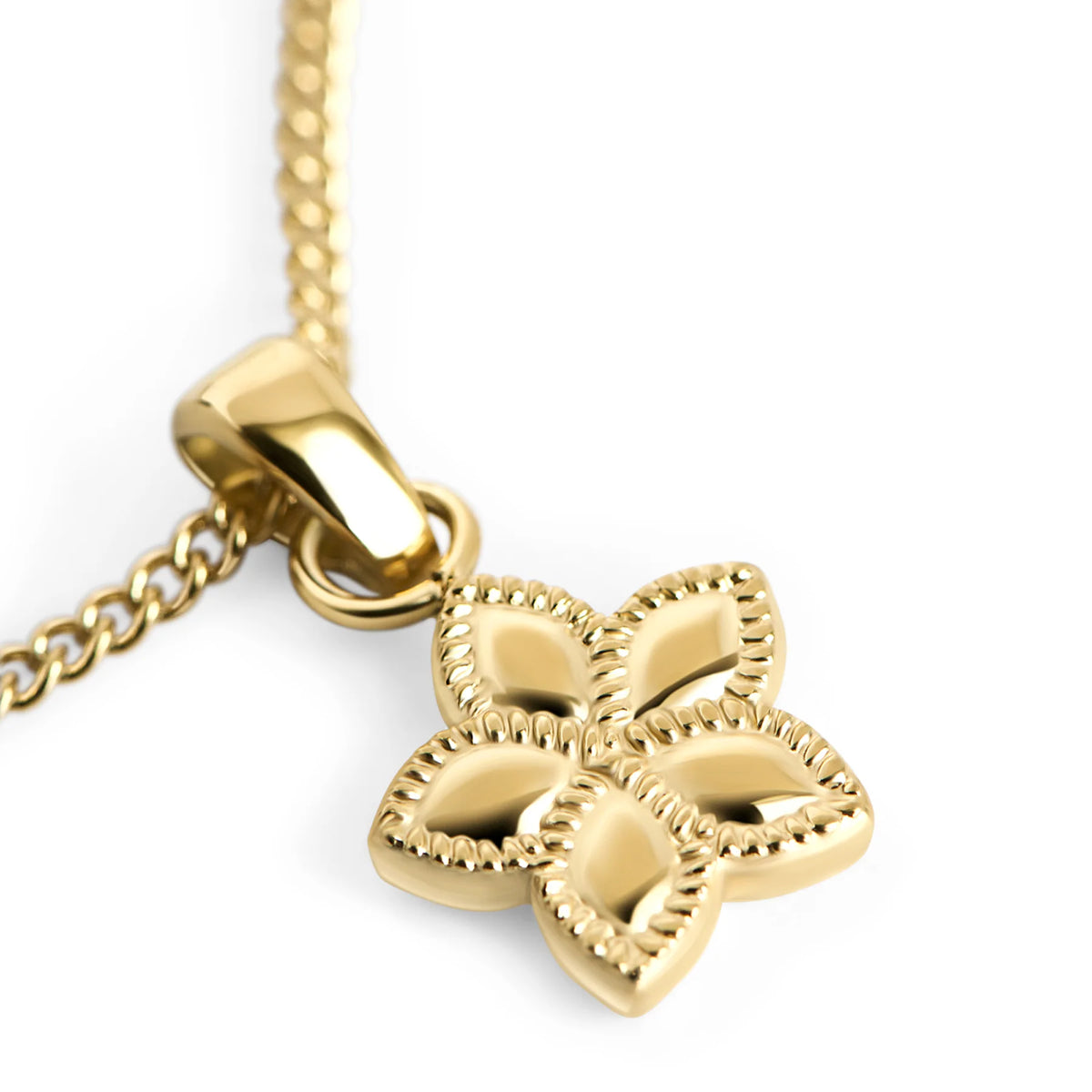 Détail d’un pendentif doré en fleur
