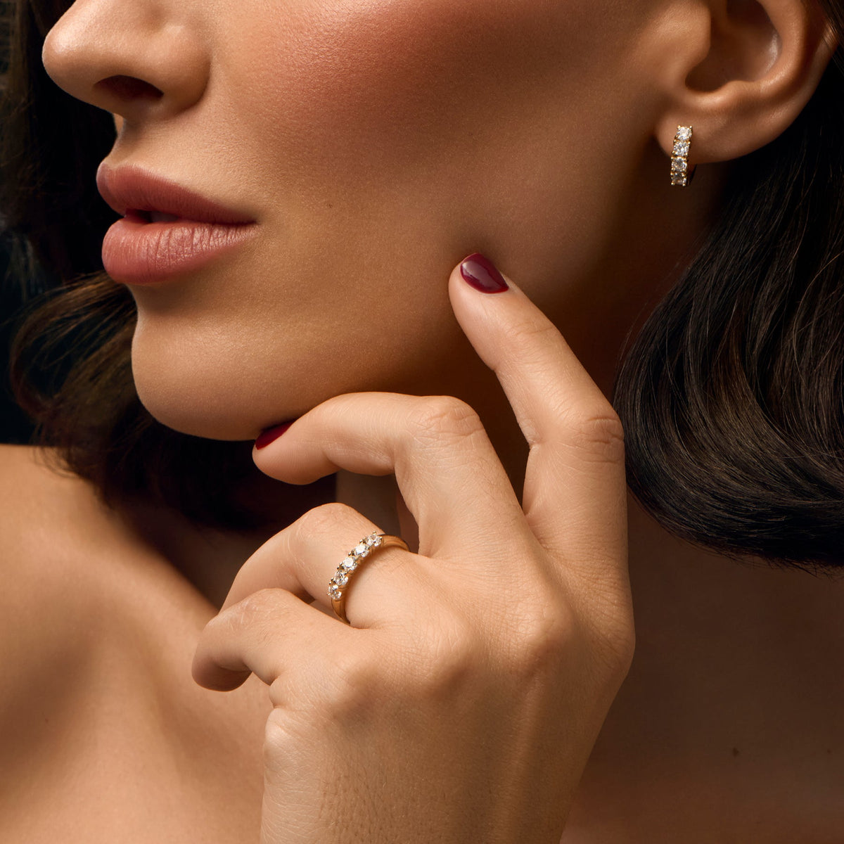 Bague dorée et petite créole portées