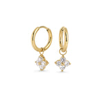 Anneaux dorés avec pendentifs étoilés et pierres claires