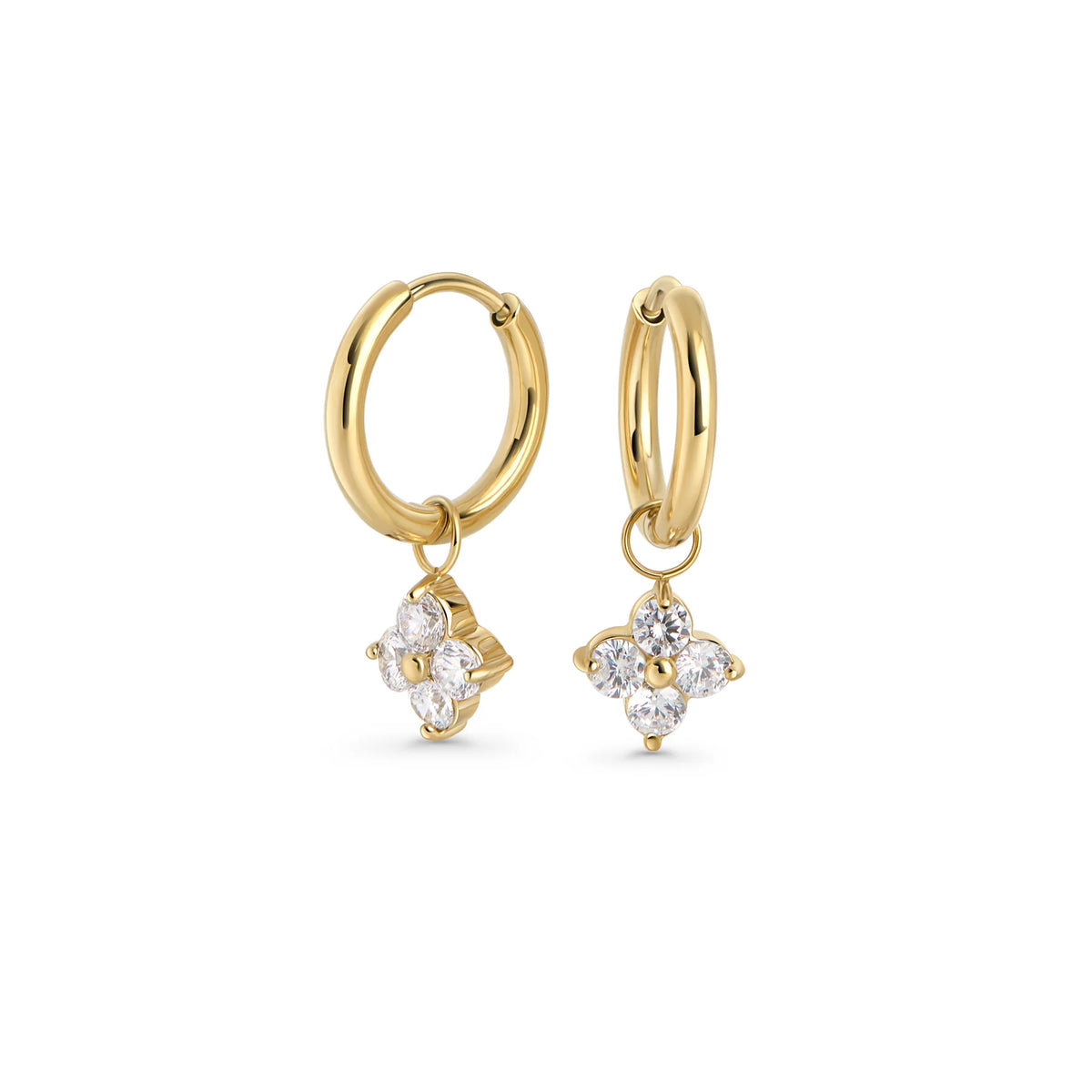 Anneaux dorés avec pendentifs étoilés et pierres claires