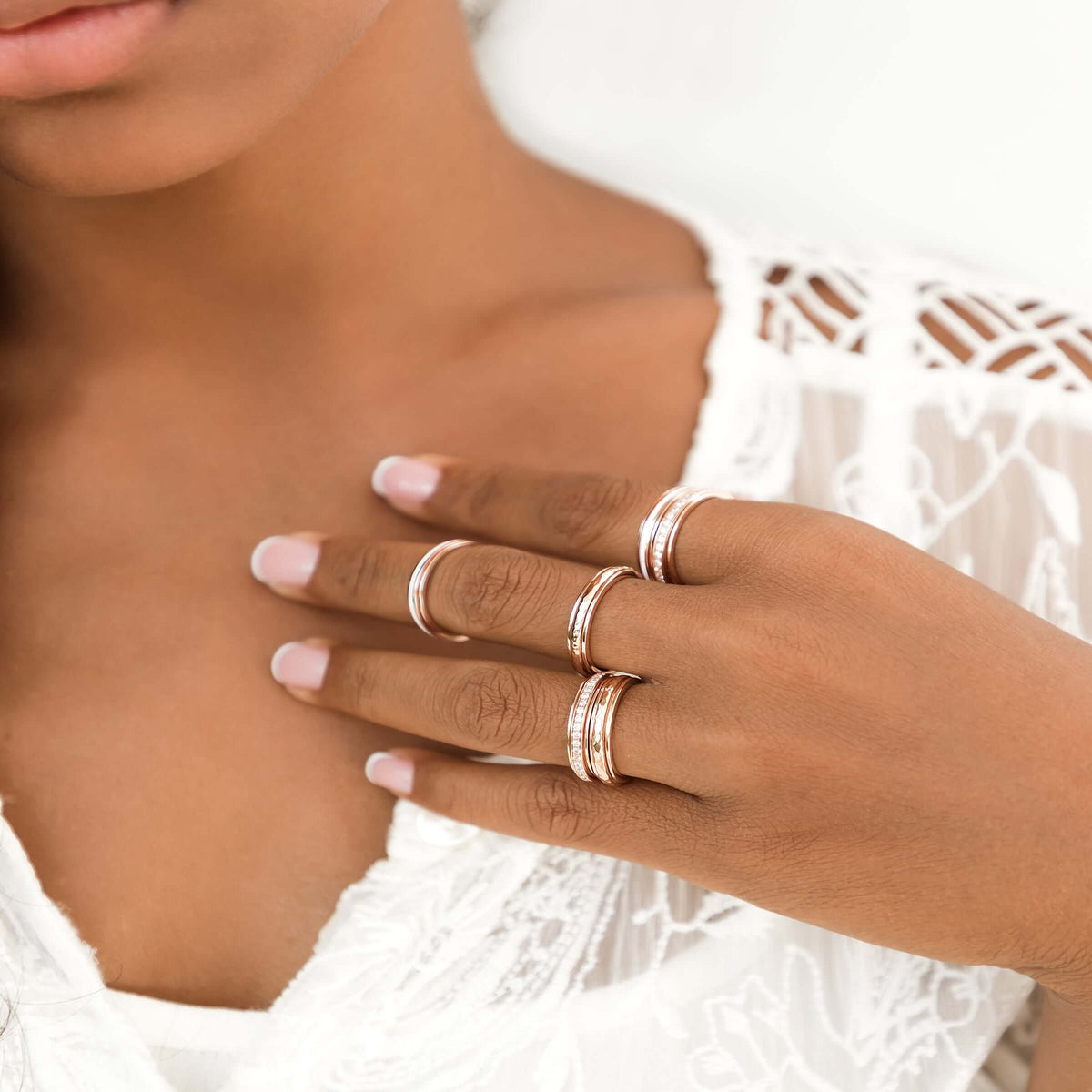 Bague de méditation Prana – MeditationRings – portée au doigt – vermeil or rose