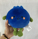 Bleufy la peluche bleuet, veloutée et ultra-douce, chaîne d’accroche intégée et pattes vertes.