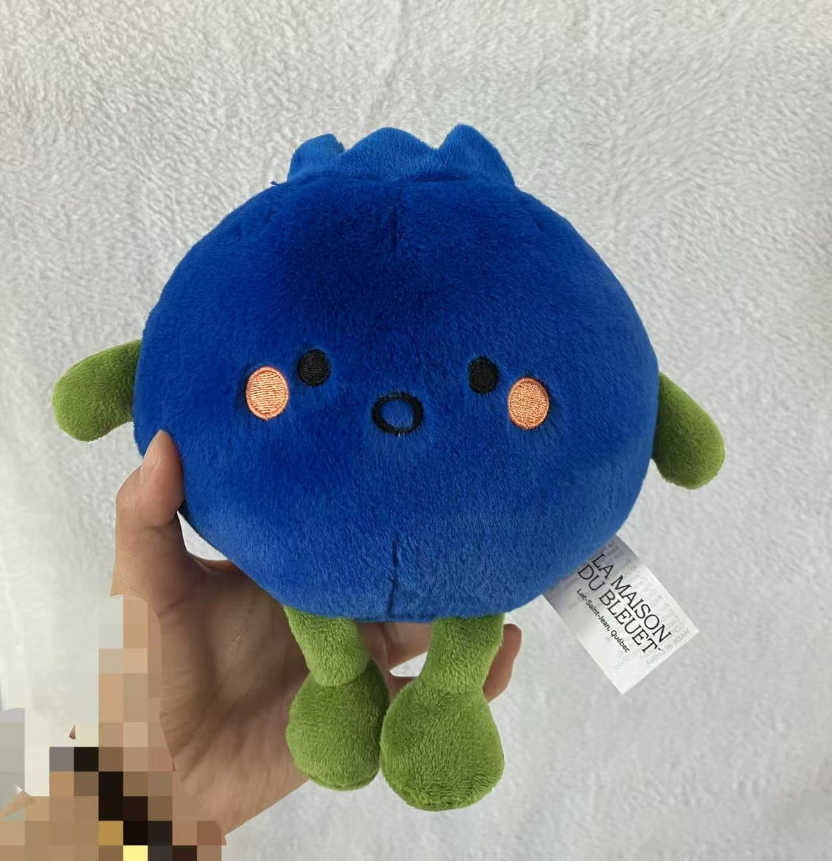 Bleufy la peluche bleuet, veloutée et ultra-douce, chaîne d’accroche intégée et pattes vertes.