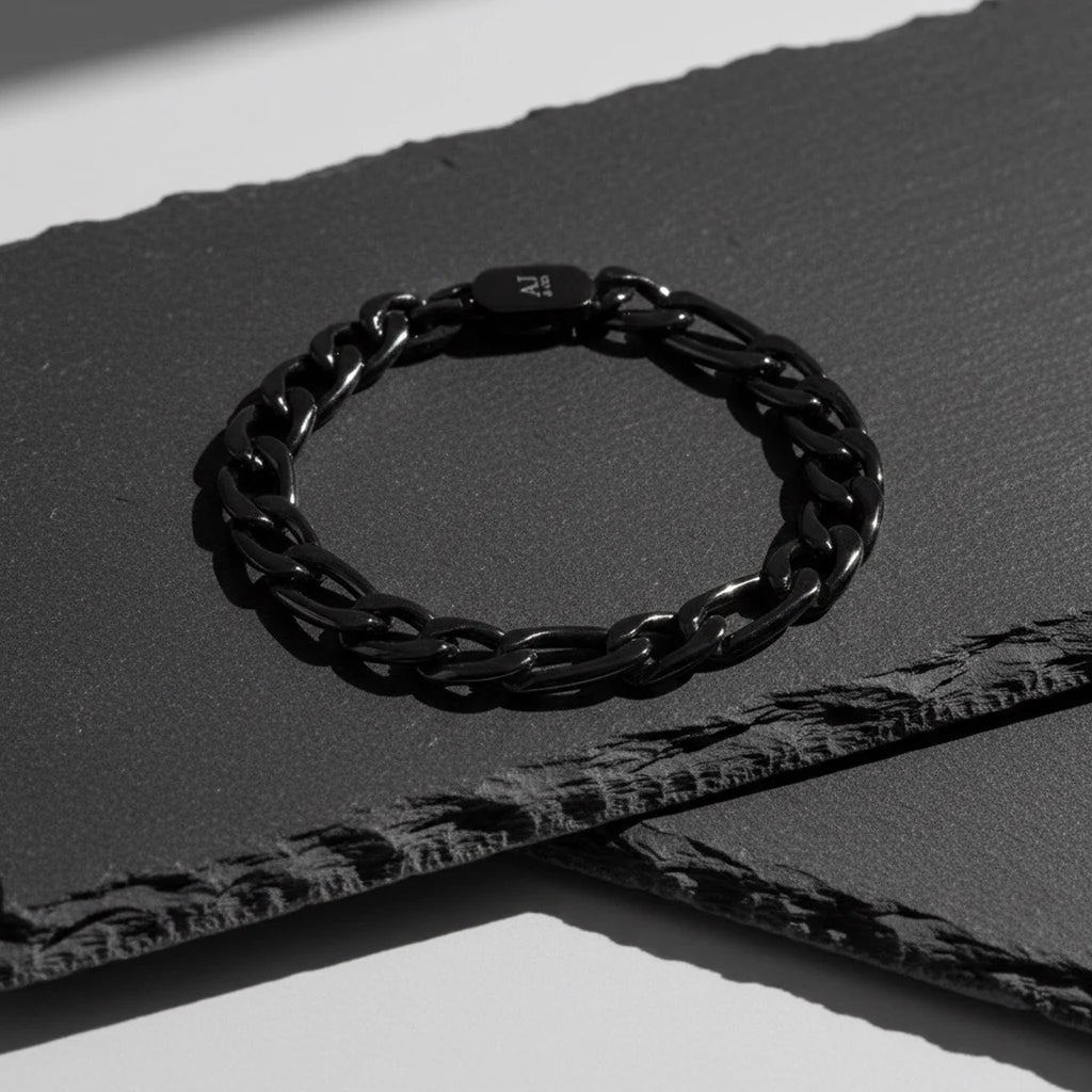 Bracelet Pilier noir AJ&co présenté sur une pierre sombre