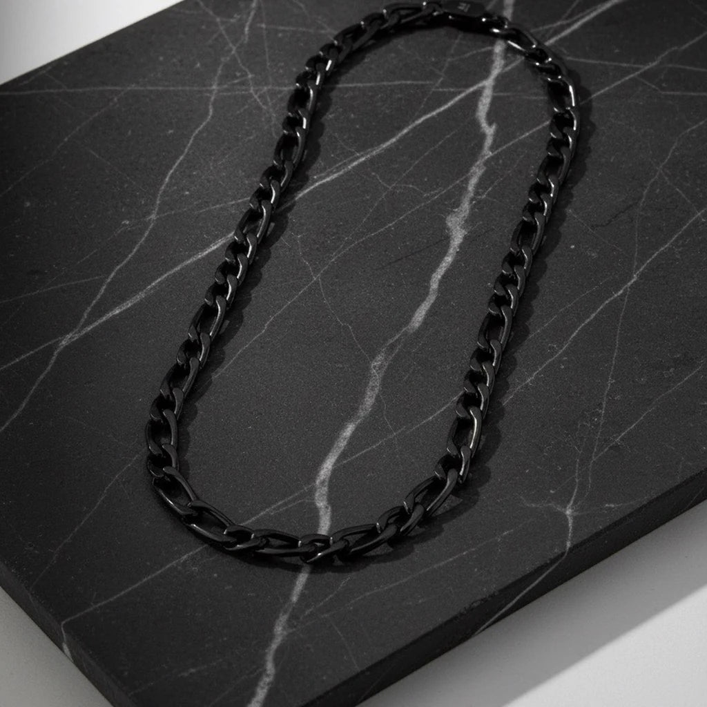 Collier Pilier noir AJ&co présenté sur un marbre sombre